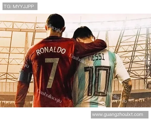 足球明星与梅西亲密拥抱瞬间展现友谊与荣耀的温暖画面