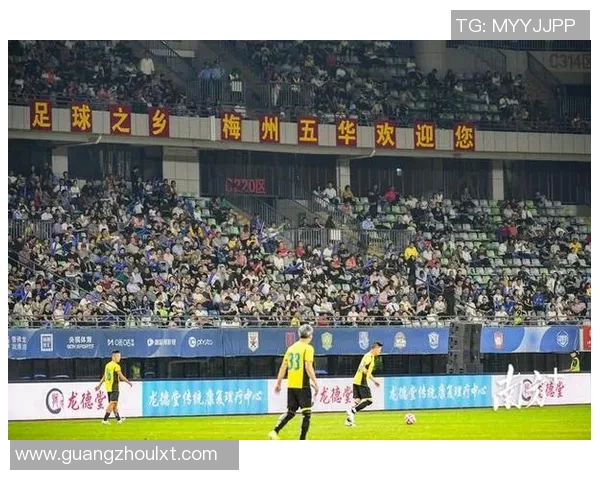 香港足球明星赛汕头激情开赛球迷热情高涨共庆足球盛宴